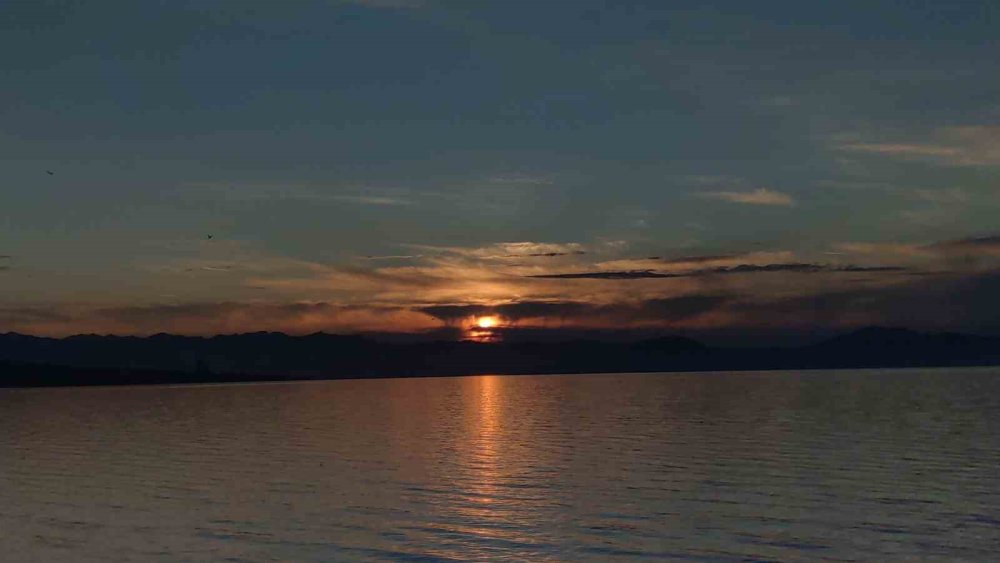 Van’da eş zamanlı güzellik: Ay doğarken güneş battı