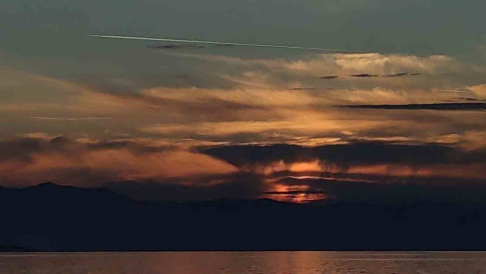 Van’da eş zamanlı güzellik: Ay doğarken güneş battı