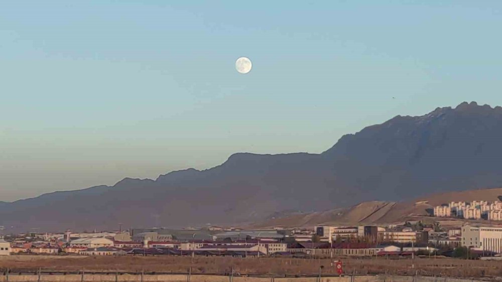 Van’da eş zamanlı güzellik: Ay doğarken güneş battı