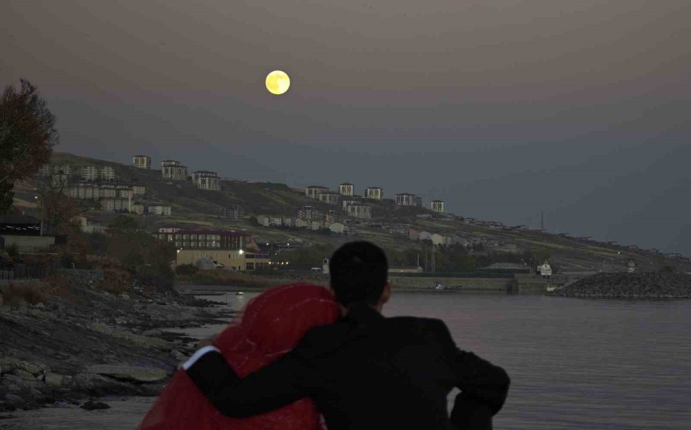 Ahlat’ta "Kunduz Süper Ay" görsel şölen oluşturdu