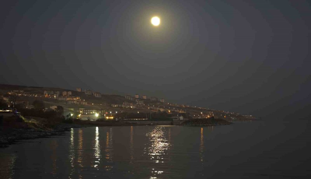 Ahlat’ta "Kunduz Süper Ay" görsel şölen oluşturdu