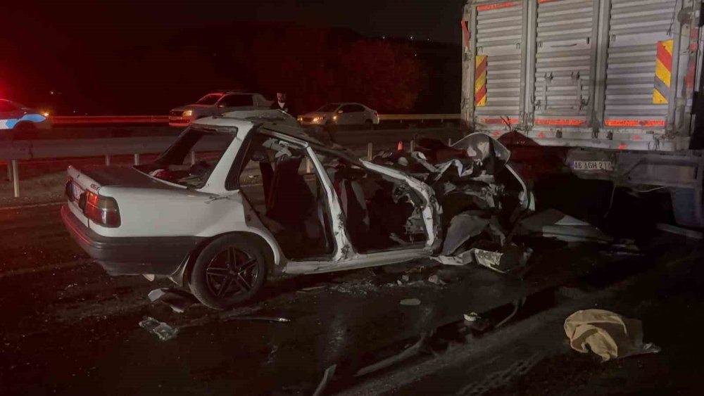 Antep’te otomobil kamyona arkadan çarptı: 3 ölü