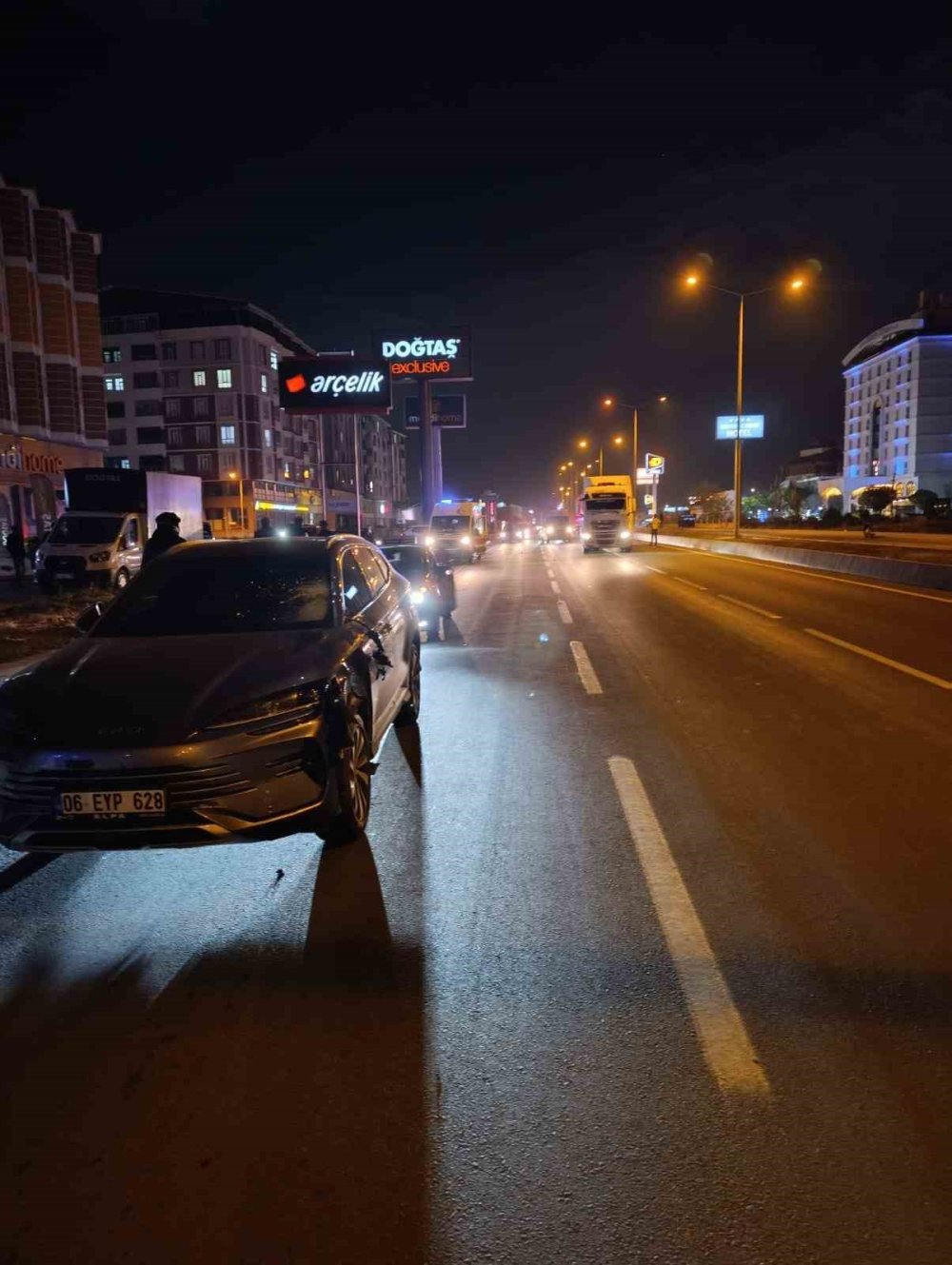 Karşıdan karşıya geçmeye çalışan 2 kadına otomobil çarptı: 1 ölü, 1 ağır yaralı
