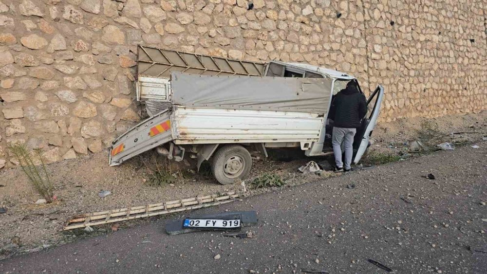 Antep'te kamyonet hafif ticari araca arkadan çarptı: 4 kişi yaralandı