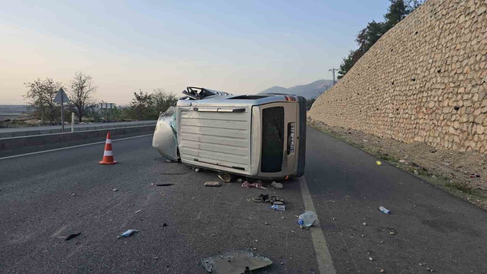 Antep'te kamyonet hafif ticari araca arkadan çarptı: 4 kişi yaralandı