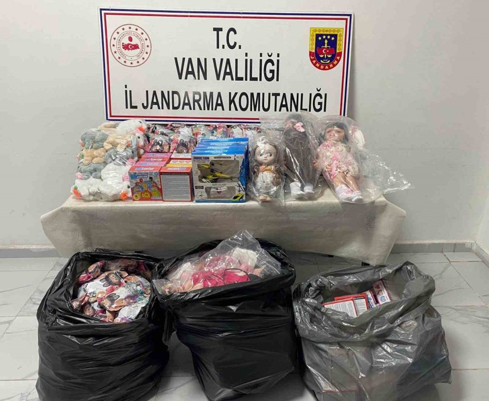 Başkale'de kaçak eşya ve gıda maddesi ele geçirildi