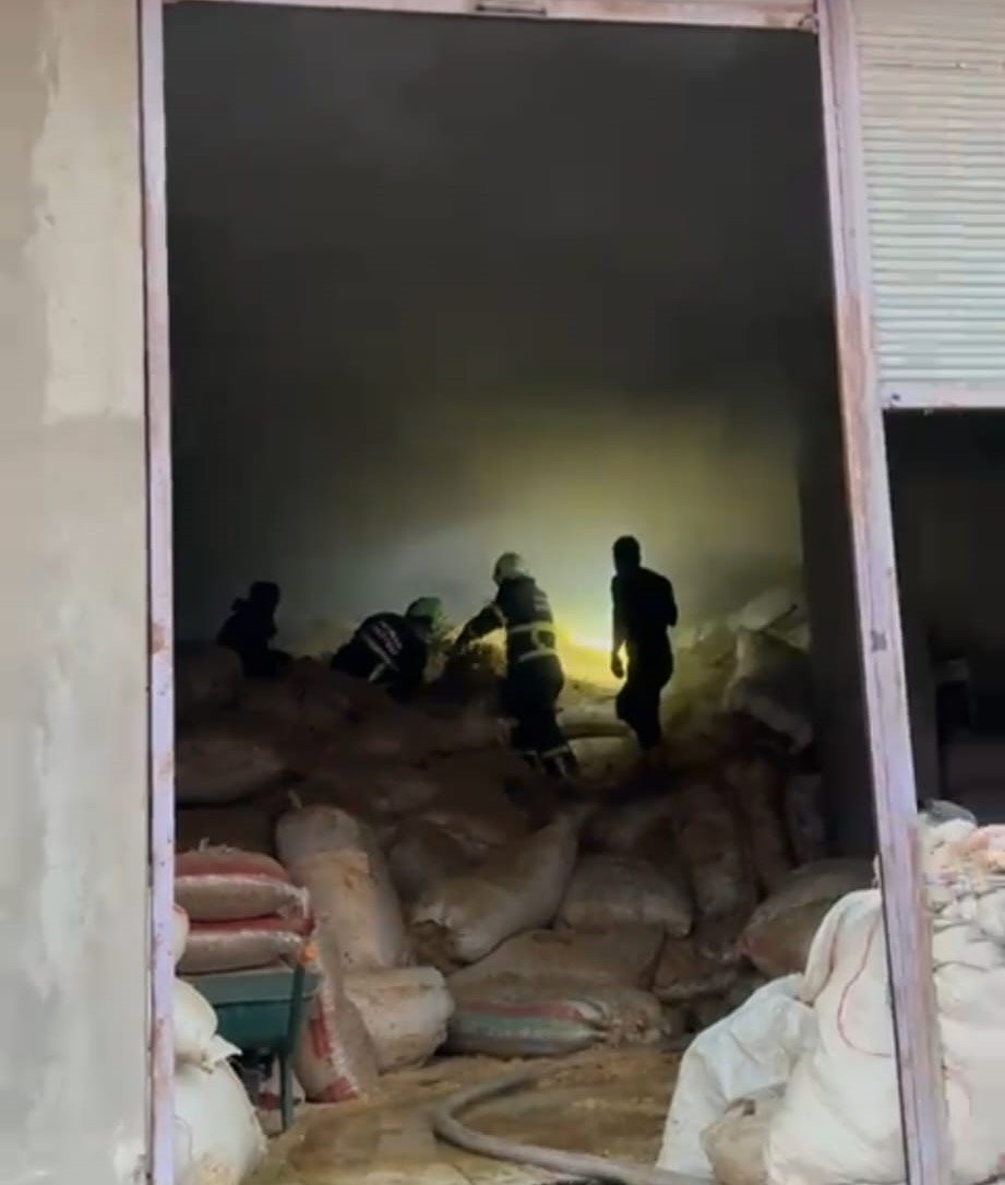 Batman’da saman ve arpa deposunda yangın çıktı