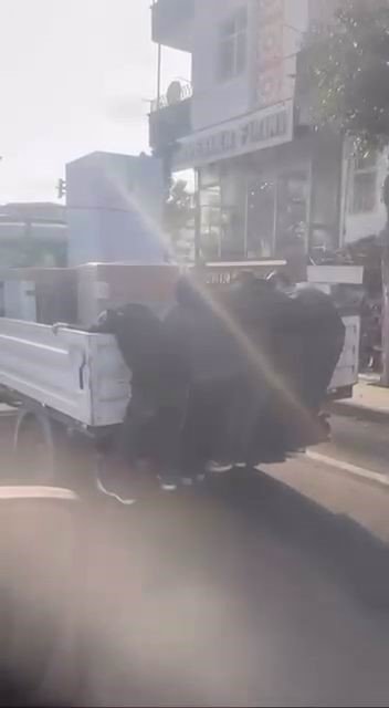 Çocukların tehlikeli yolculuğu kameraya yansıdı