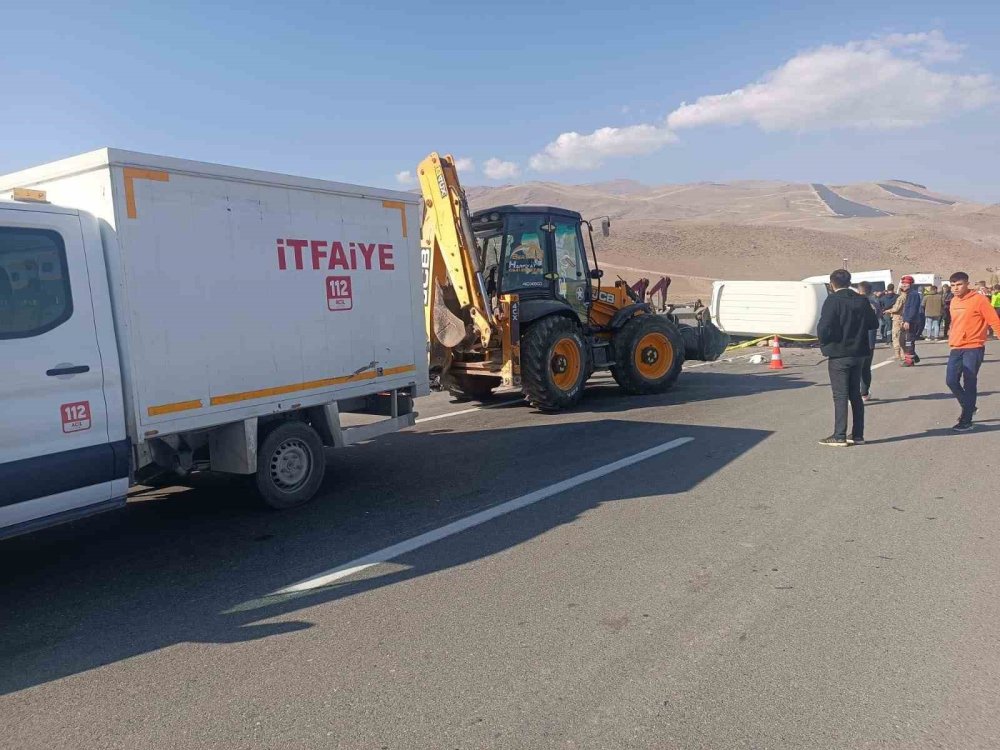 Doğubayazıt'ta otomobil minibüsle çarpıştı: 1 ölü, 2 ağır yaralı