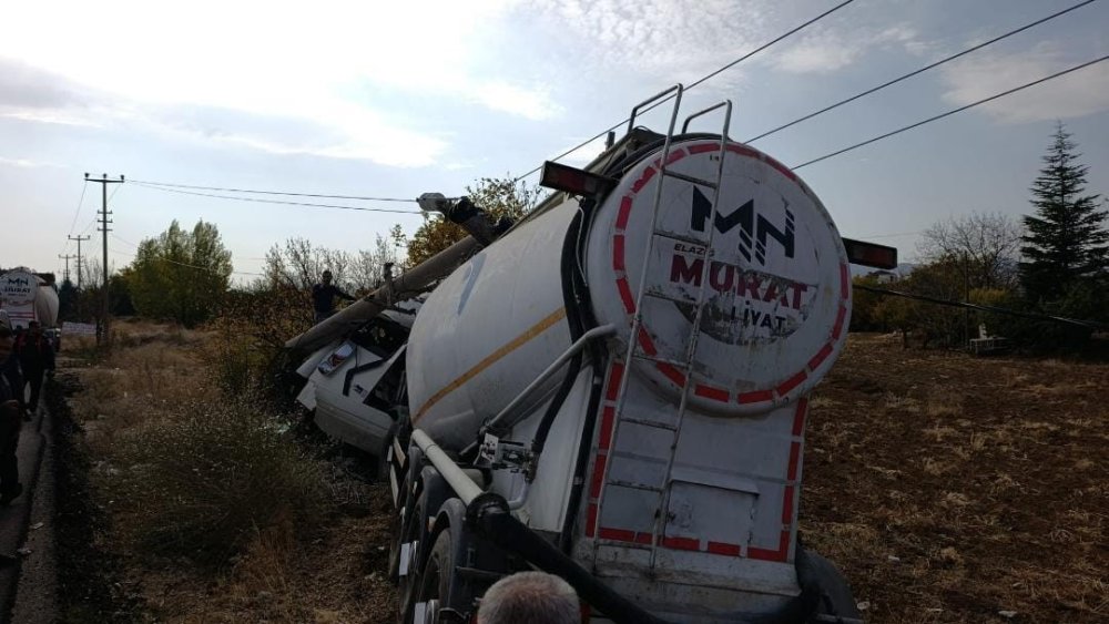 Elazığ’da tır elektrik direğine çarptı: 1 kişi yaralandı