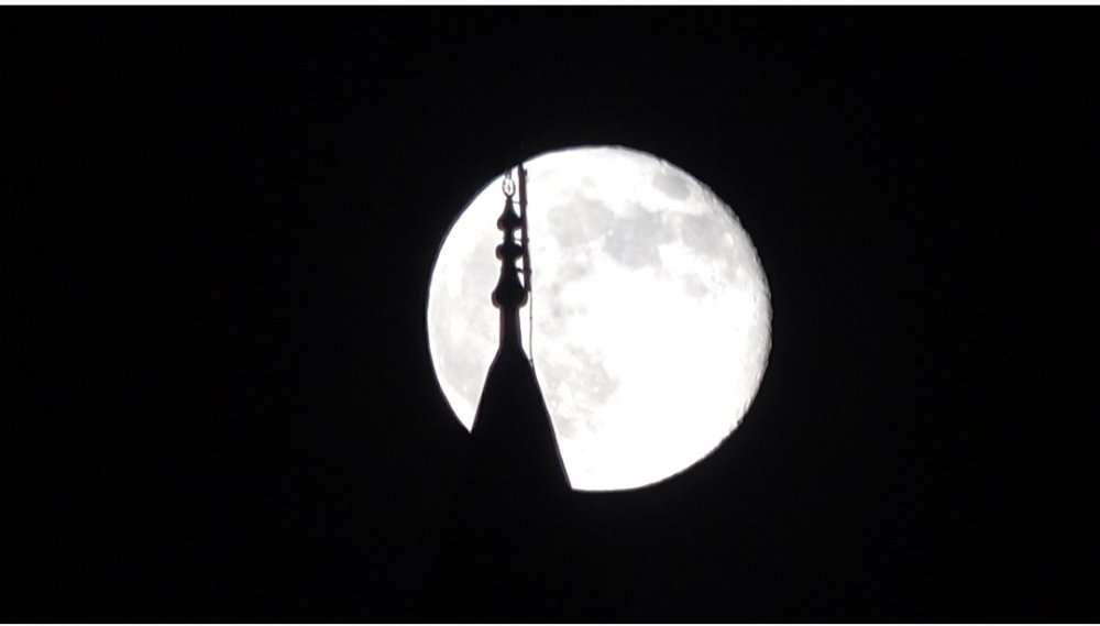 Şişkin ay görsel şölen sundu