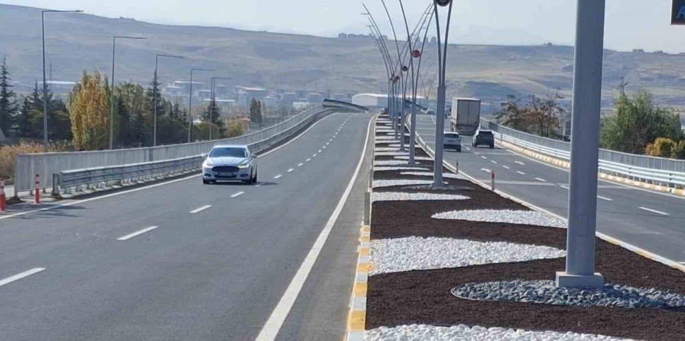 Van Edremit Köprülü Kavşağı trafiğe açıldı
