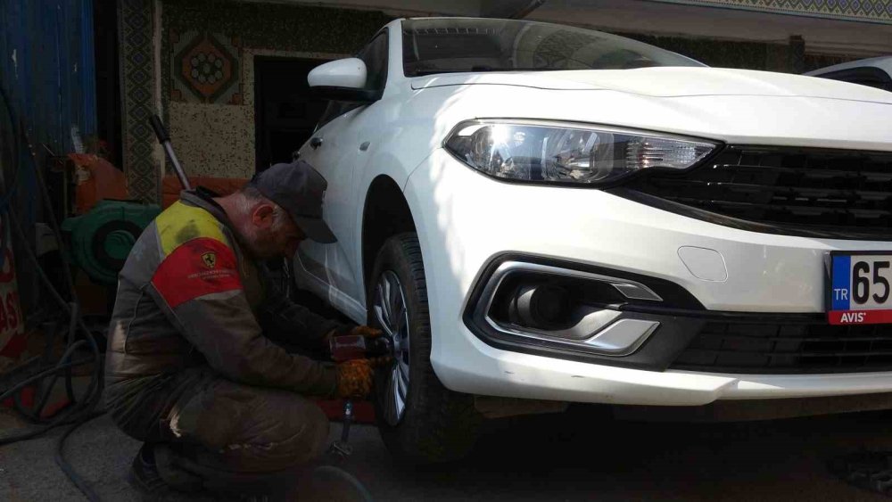 Van'da kış lastiği zorunluluğu öncesi lastikçilerde yoğunluk