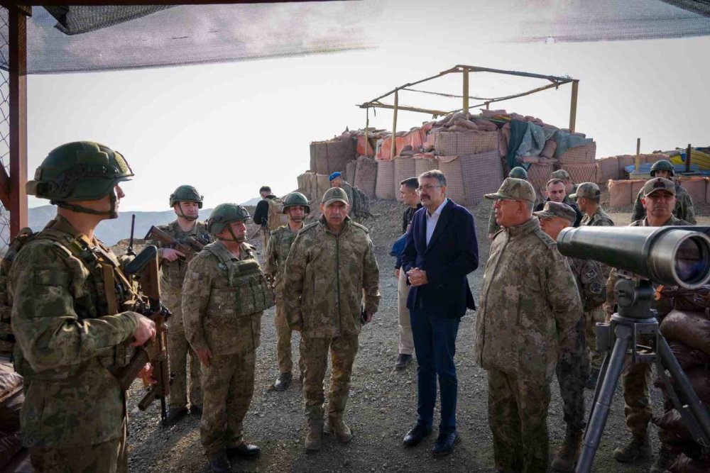 2. Ordu Komutanı Korgeneral Topaloğlu, Şemdinli ve Derecik'teki üs bölgelerini ziyaret etti