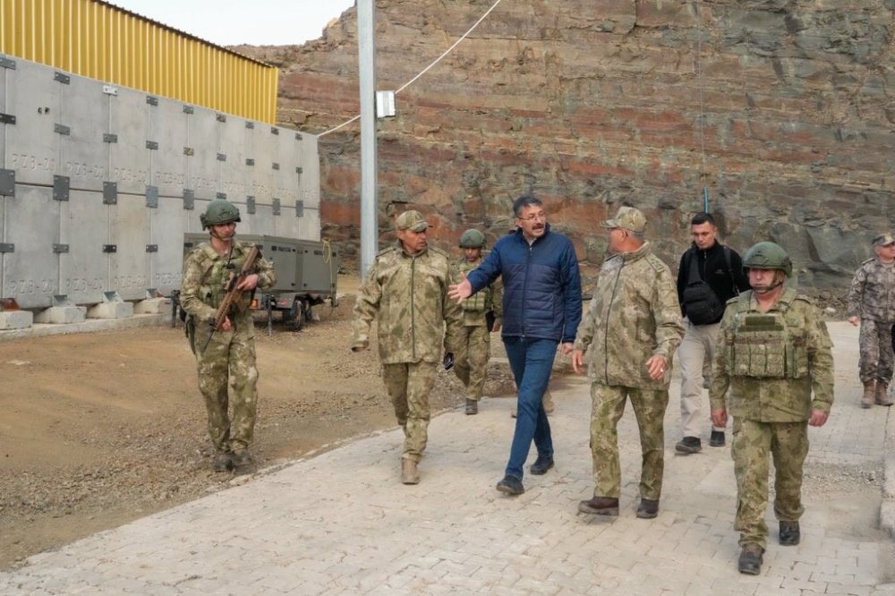2. Ordu Komutanı Korgeneral Topaloğlu, Şemdinli ve Derecik'teki üs bölgelerini ziyaret etti