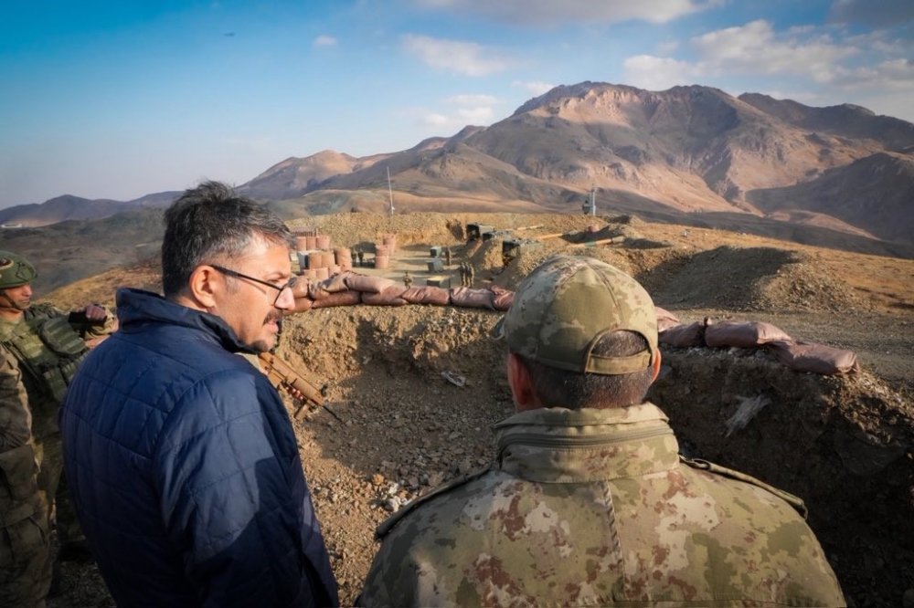 2. Ordu Komutanı Korgeneral Topaloğlu, Şemdinli ve Derecik'teki üs bölgelerini ziyaret etti