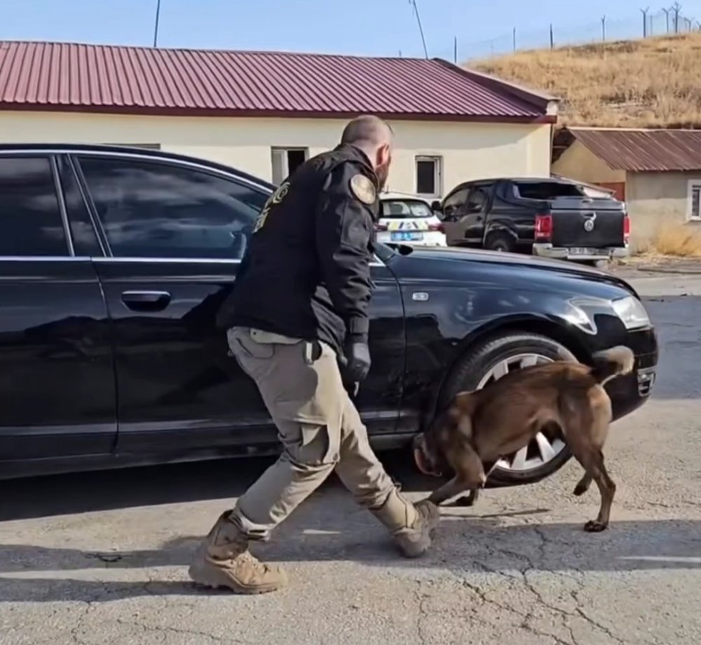 Yüksekova'da 24 kilo 500 gram metamfetamin yakalandı