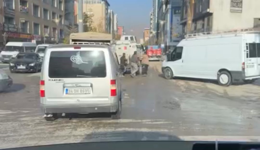 Yüksekova’da arızalan zırhlı araca vatandaş imecesi