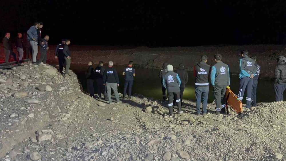 Adıyaman'da gölete düşen kamyonet ekipleri harekete geçirdi