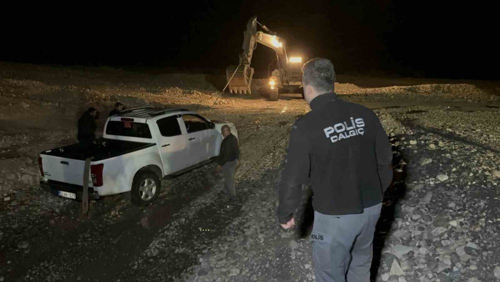 Adıyaman'da gölete düşen kamyonet ekipleri harekete geçirdi