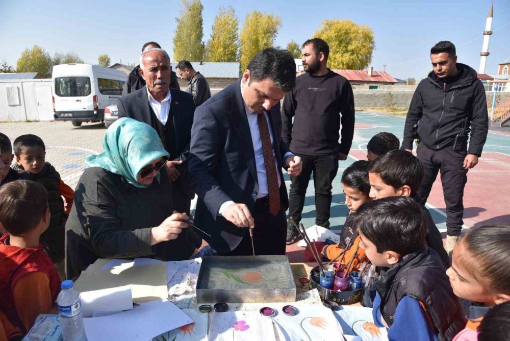 İpekyolu’nda öğrenciler tiyatro, müzik ve ebru sanatıyla buluşuyor