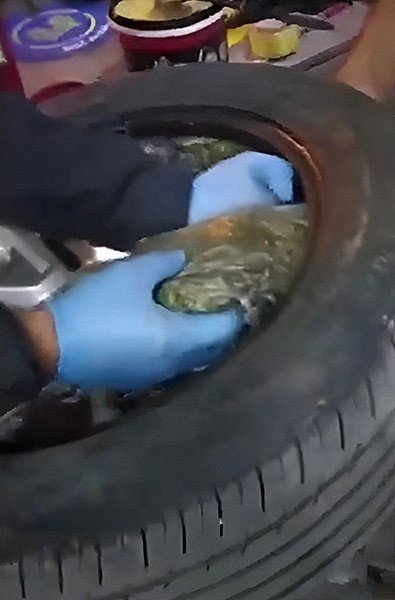 Kamyonetin lastiğinde 4 kilo 400 gram esrar yakalandı