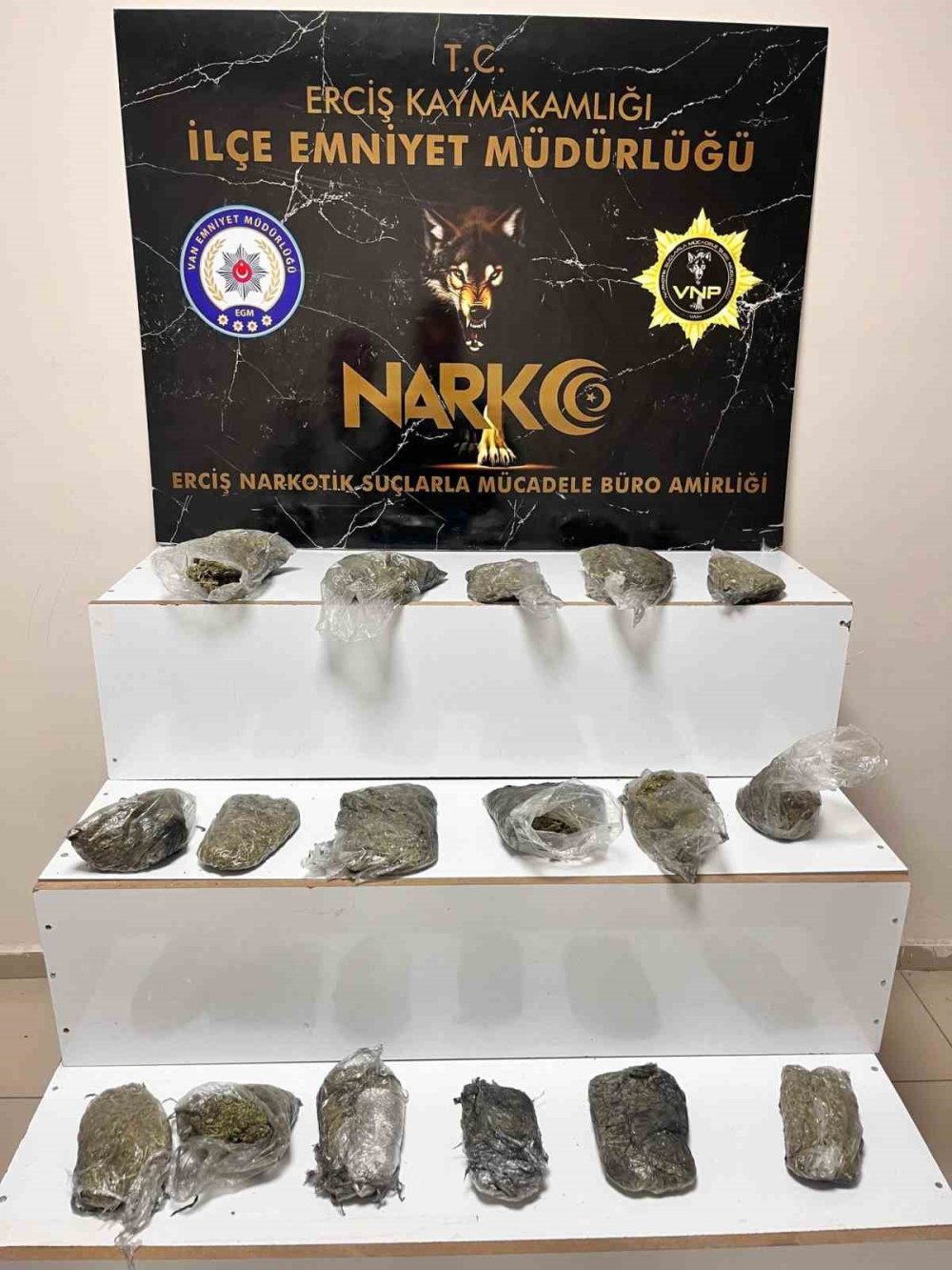 Kamyonetin lastiğinde 4 kilo 400 gram esrar yakalandı