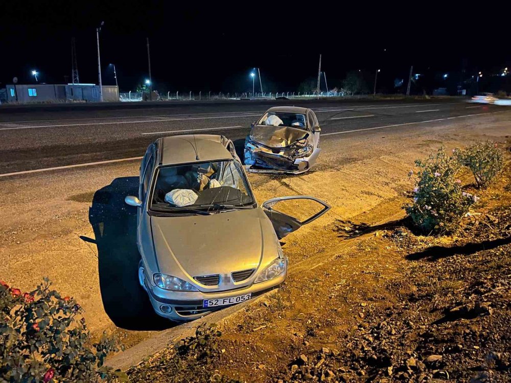 Akaryakıt istasyonuna girmek isterken bir başka araçla çarpıştı: 1’i ağır 8 yaralı