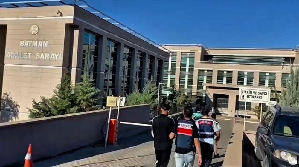 Araba lastiklerinin içinde yüzlerce uyuşturucu hap ele geçirildi