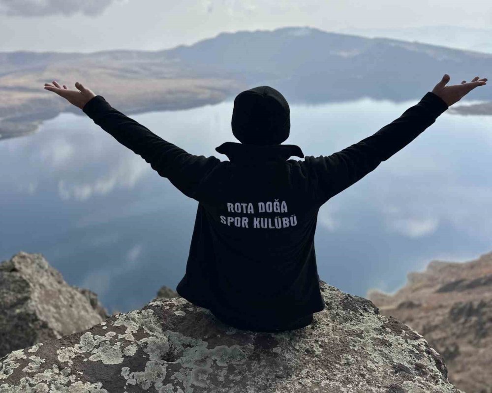 Vanlı dağcılardan Nemrut Kalderası’nda zorlu yürüyüş