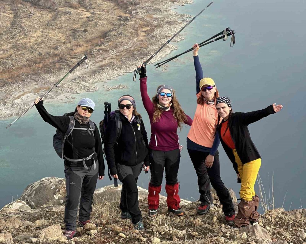 Vanlı dağcılardan Nemrut Kalderası’nda zorlu yürüyüş