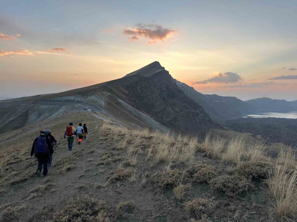Vanlı dağcılardan Nemrut Kalderası’nda zorlu yürüyüş