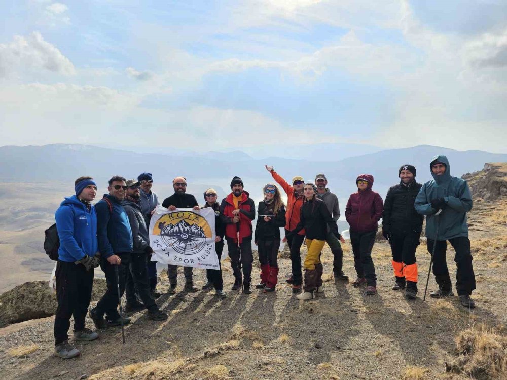 Vanlı dağcılardan Nemrut Kalderası’nda zorlu yürüyüş