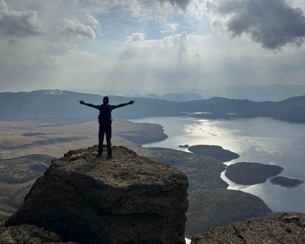 Vanlı dağcılardan Nemrut Kalderası’nda zorlu yürüyüş