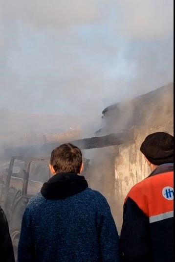 Ardahan’da yangın: 2 traktör ve ekipmanlar kül oldu