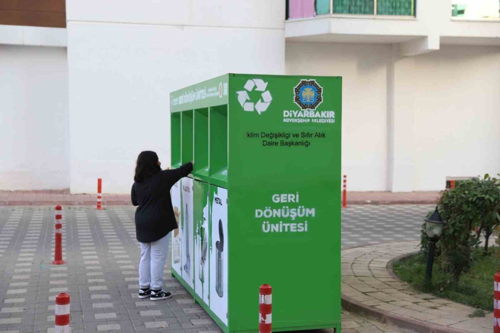 Diyarbakır'daki 15 sitede ayrıştırılan atıklar geri dönüşüme entegre ediliyor