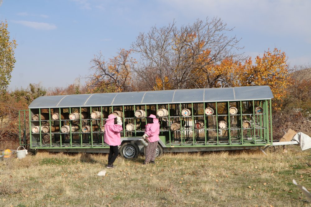 Pembe maskeli arıcı kadınlar, bal hasadında 'meme kanserine' dikkat çekti