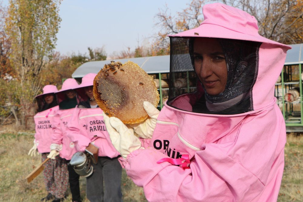 Pembe maskeli arıcı kadınlar, bal hasadında 'meme kanserine' dikkat çekti
