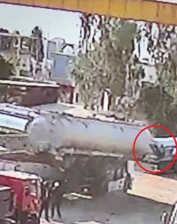 Silopi'de tanker değişimi sırasında vinç halatının kopma anı güvenlik kamerasına yansıdı: 2 yaralı