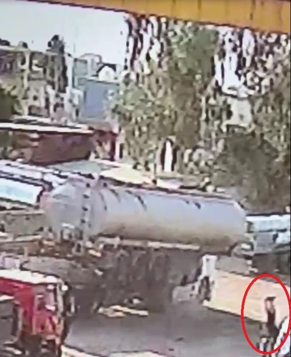 Silopi'de tanker değişimi sırasında vinç halatının kopma anı güvenlik kamerasına yansıdı: 2 yaralı