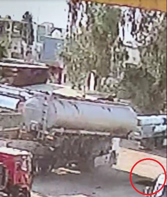 Silopi'de tanker değişimi sırasında vinç halatının kopma anı güvenlik kamerasına yansıdı: 2 yaralı