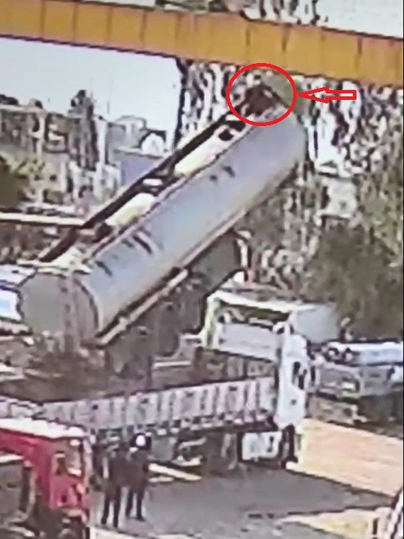 Silopi'de tanker değişimi sırasında vinç halatının kopma anı güvenlik kamerasına yansıdı: 2 yaralı