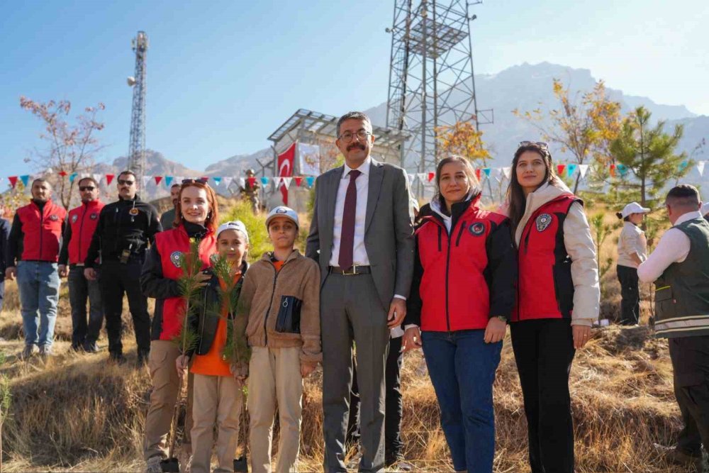 Tuğgeneral Öz, Hakkari'de fidan dikti