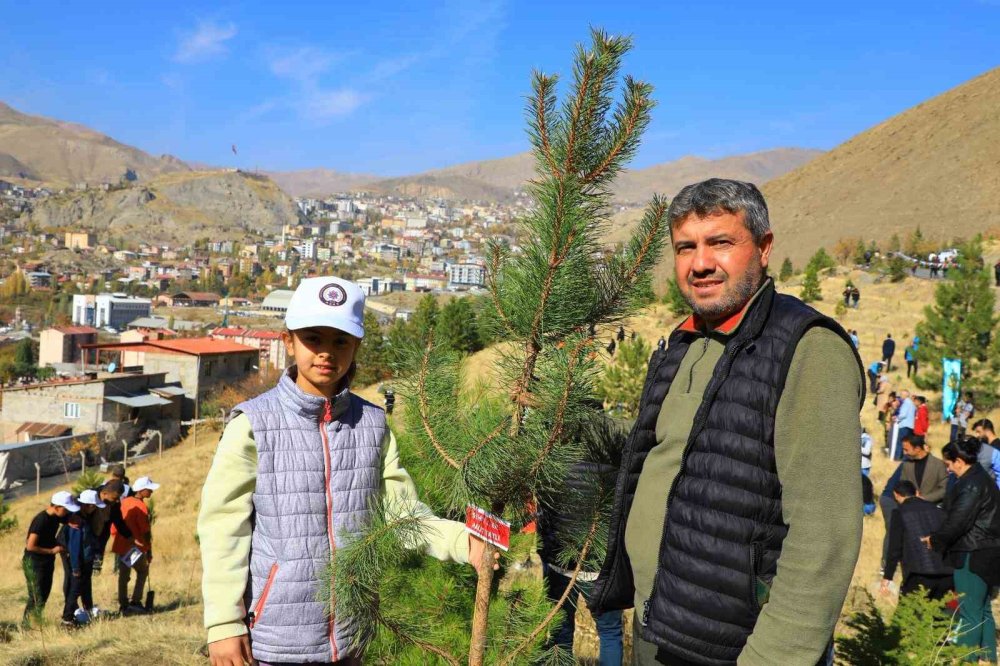 Tuğgeneral Öz, Hakkari'de fidan dikti