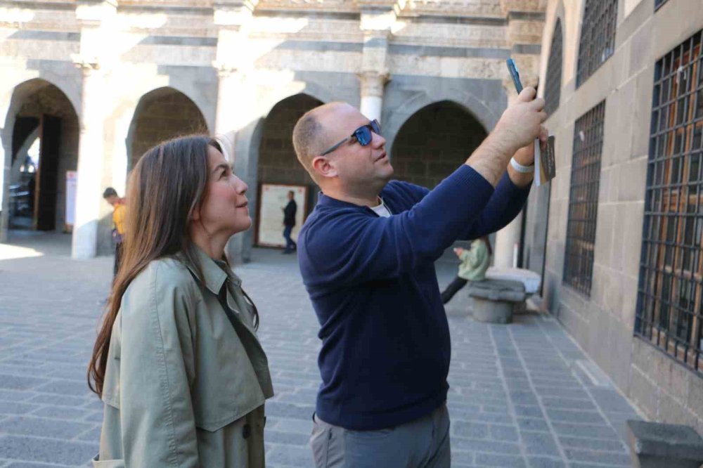 35 yıllık arabayla Diyarbakır’ı karış karış geziyorlar