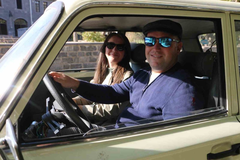 35 yıllık arabayla Diyarbakır’ı karış karış geziyorlar