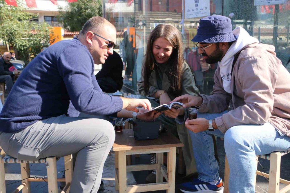 35 yıllık arabayla Diyarbakır’ı karış karış geziyorlar