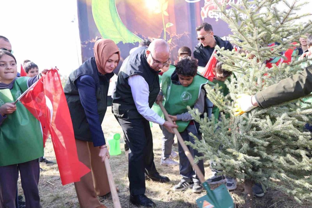 Ağrı’da binlerce fidan dikildi