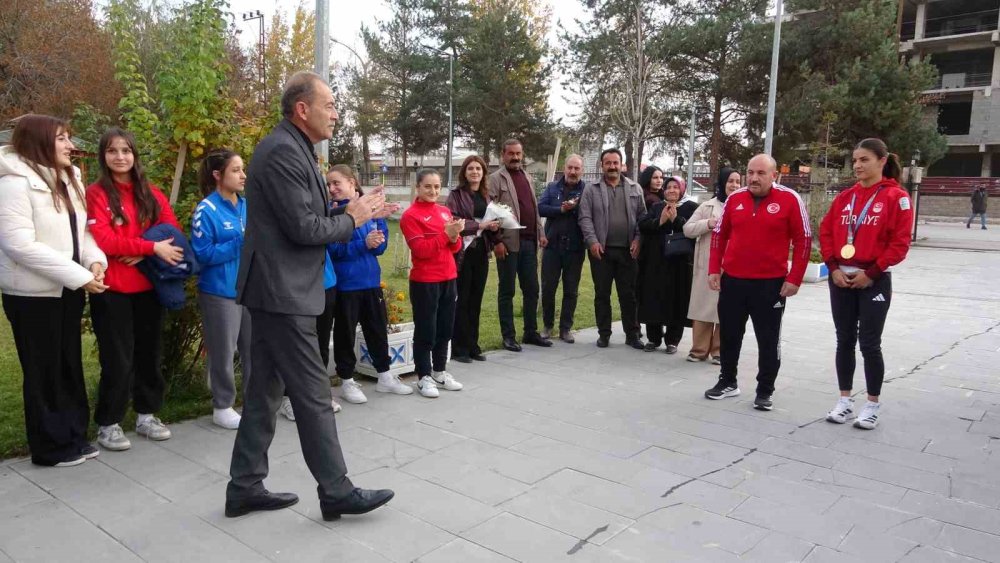 Altın madalyalı boksör Evin Erginoğuz çiçeklerle karşılandı