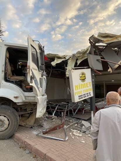 Freni patlayan kamyon fırına daldı